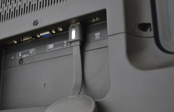 Chromecast本体をテレビのHDMI端子に接続